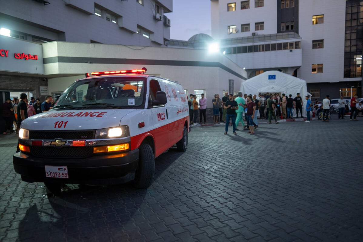 Uma ambulância em Gaza transportando feridos de Gaza para o Hospital AL Shefa' em Gaza