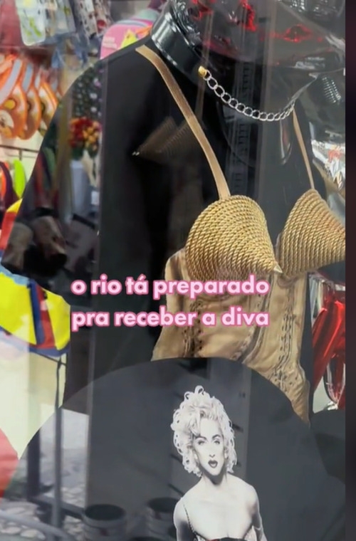 E o comércio voltado para itens ligados à cantora também está bombando. Tanto lojas de shoppings como estabelecimentos populares - como na Saara, no Centro do Rio - investem em roupas e acessórios inspirados na cantora. E vendem como água. Reprodução: Flipar