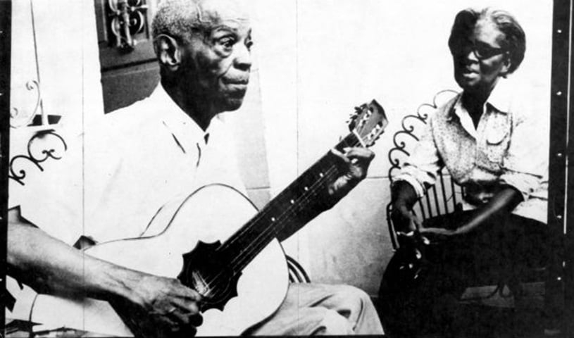 Donga (1890 - 1974) - Ernesto Joaquim Maria dos Santos é um dos pioneiros do gênero. Em novembro de 1916, ele registrou a música “Pelo Telefone” na Biblioteca Nacional do Rio de Janeiro. A canção, uma composição coletiva criada na casa da Tia Ciata, foi gravada por Donga e é a primeira em que a palavra samba foi mencionada em um selo de disco, embora seja considerado um maxixe. 
 Reprodução: Flipar