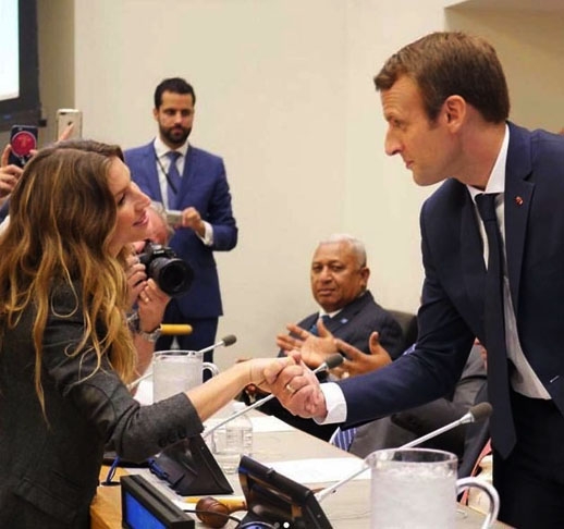 Em 2009, Gisele foi nomeada Embaixadora da Boa Vontade do Programa das Nações Unidas para o Meio Ambiente. Como defensora da natureza, teve contato com altas autoridades em conferências sobre a preservação do planeta. Na foto, ela cumprimenta o presidente da França, Emmanuel Macron.
. Foto: Reprodução: Flipar