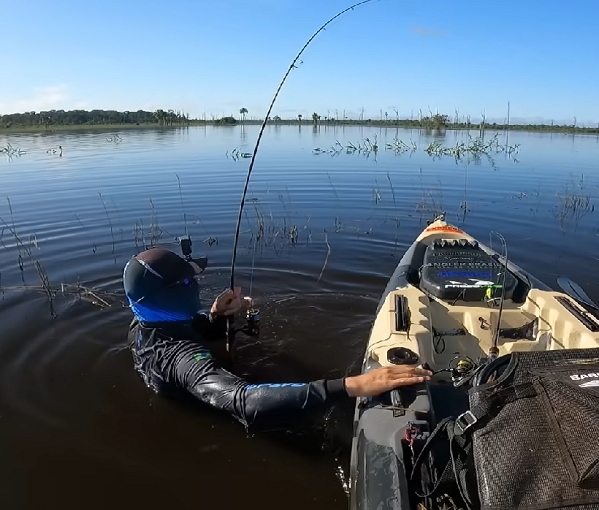 Ele estava sozinho, num barco pequeno. As imagens foram gravadas em um rio da Amazônia, em Rondônia. Segundo Baca, essa foi a “maior batalha de sua vida”. Reprodução: Flipar