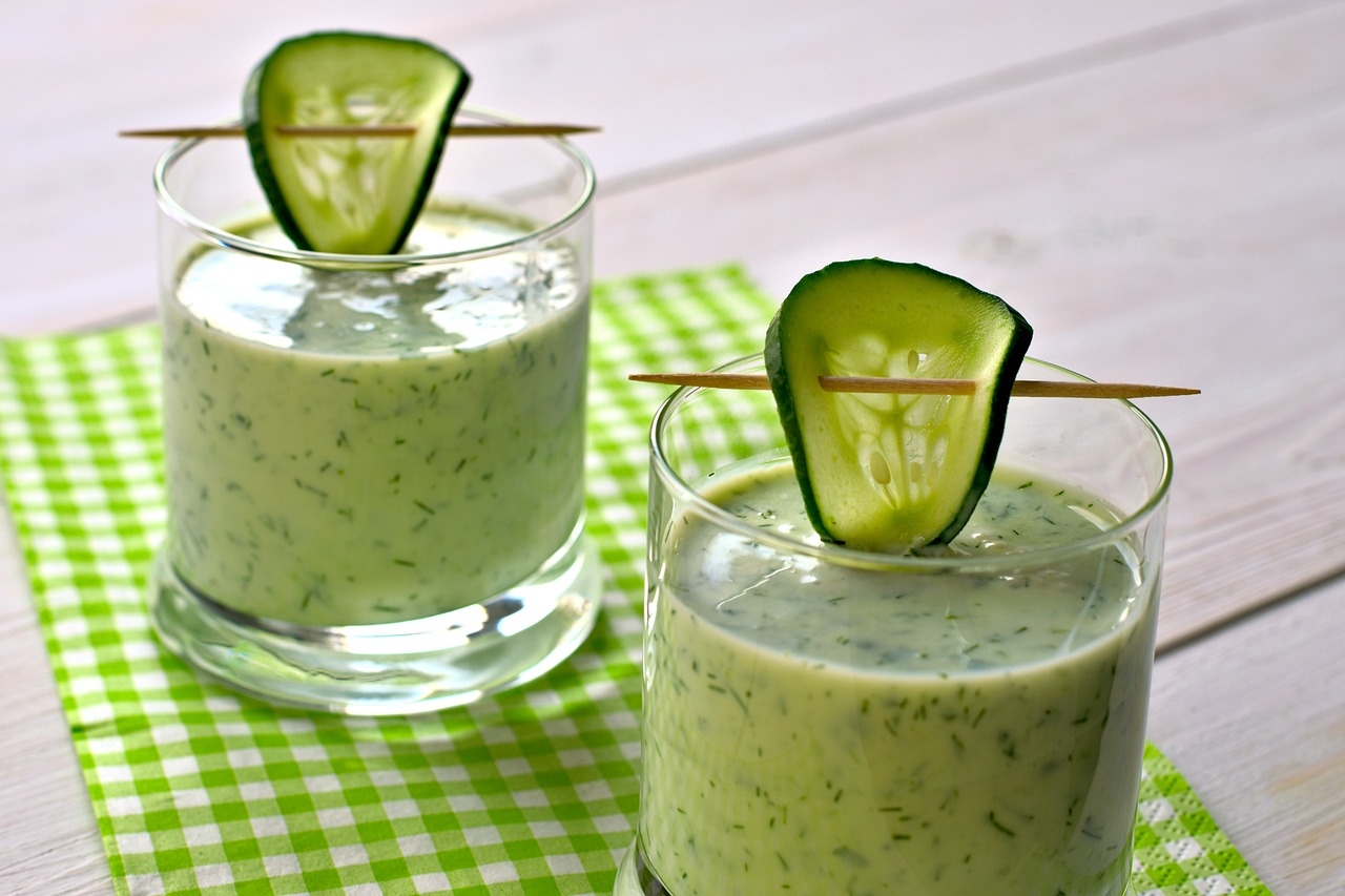 Outra opção é o creme de pepino, onde o vegetal é cozido, amassado e misturado com temperos e iogurte, criando uma textura cremosa, ideal para servir como molho ou acompanhamento para carnes e legumes. Reprodução: Flipar