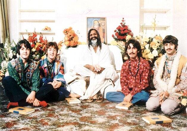 Os Beatles com o mestre Maharishi Mahesh Yogi. Foto: Divulgação