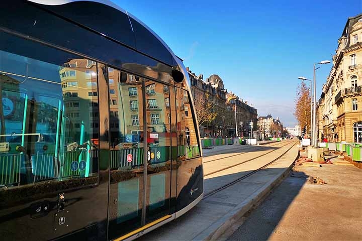 O país é conhecido por sua riqueza e qualidade de vida, sendo um dos mais ricos do mundo. A capital, Luxemburgo, é um importante centro financeiro internacional e sede de várias instituições da União Europeia.  Reprodução: Flipar