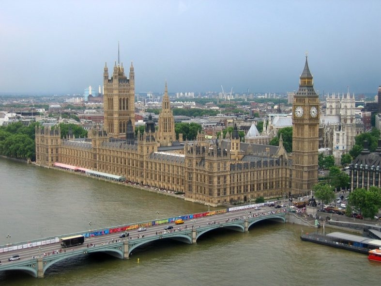 A torre tem uma presença majestosa ao lado do Rio Tâmisa e do Palácio de Westminster e tornou-se um símbolo representativo da cidade. Reprodução: Flipar