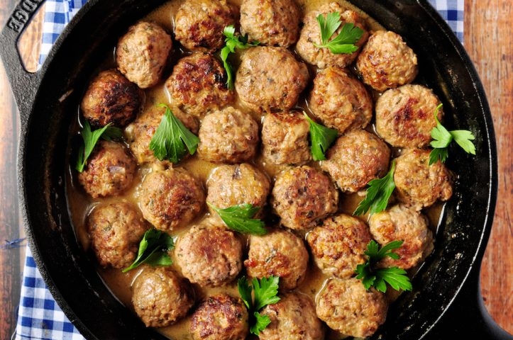 Essas pequenas bolinhas de carne moída, geralmente temperadas e misturadas com ingredientes como cebola, alho e ervas, podem ser assadas, fritas ou cozidas em molhos. Reprodução: Flipar