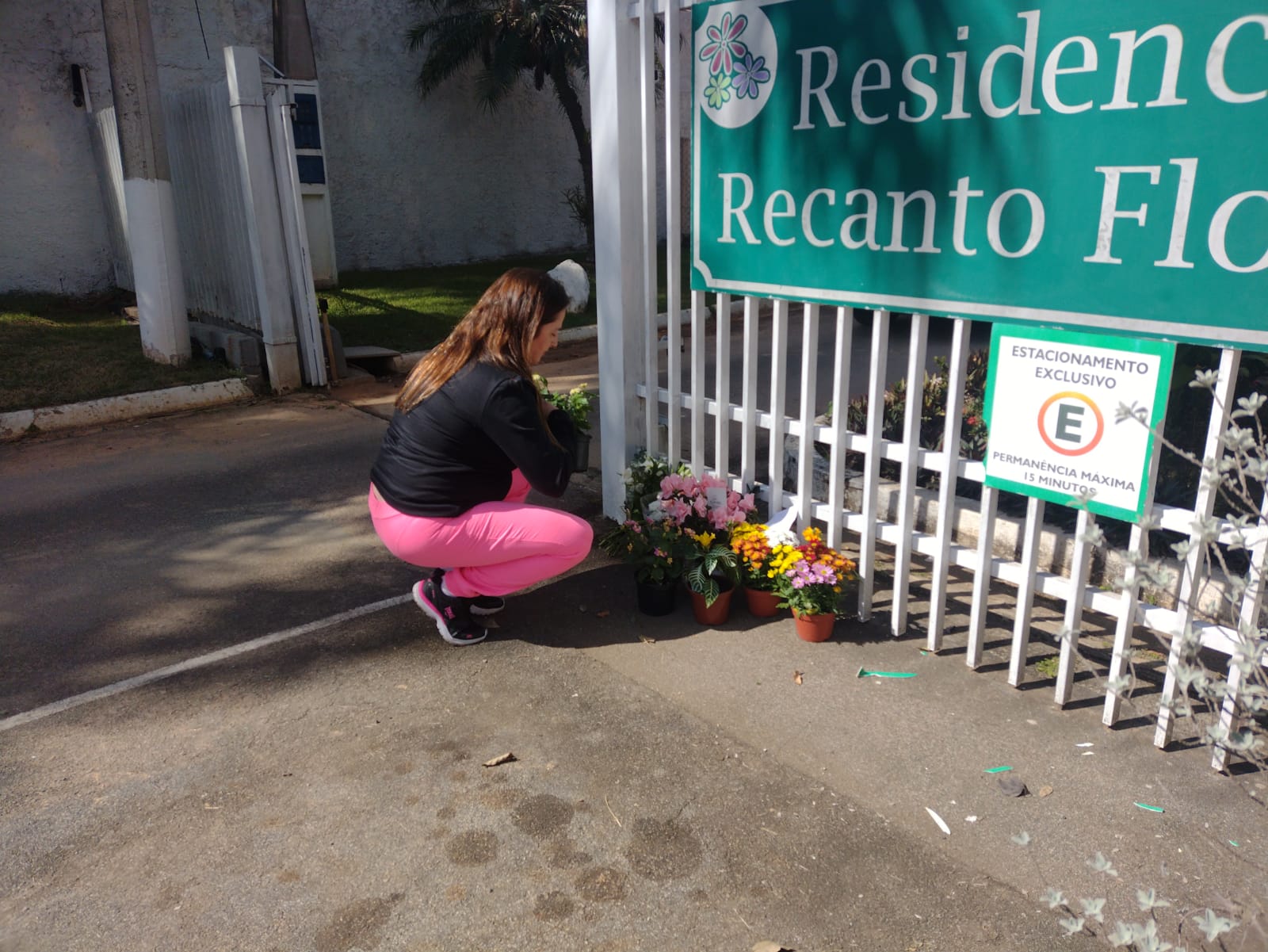 Mulher deixa flores em frente ao condomínio nesta terça-feira Pedro Lopes/Portal iG