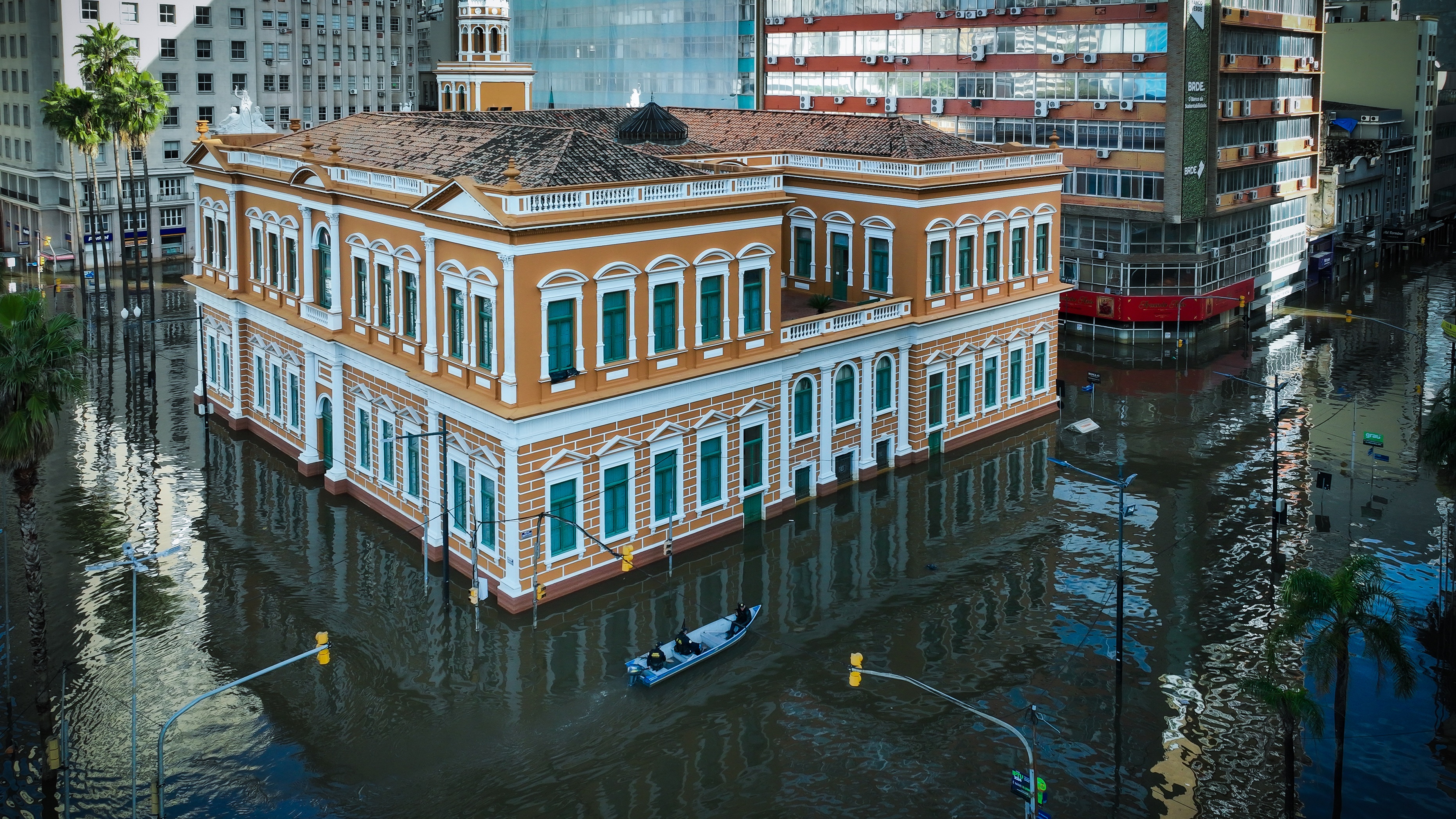 17 de maio -  Ruas inundadas perto da Prefeitura de Porto Alegre, durante as enchentes que atingiram o Rio Grande do Sul em maio. Jefferson Bernardes/Getty Images