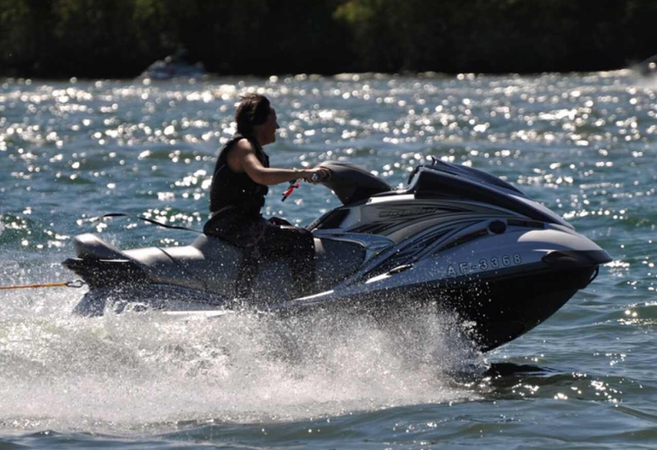 Lake Powell, Arizona/Utah - Esportes: Caiaque, stand-up paddle, jet ski - Descrição: Lake Powell oferece uma das experiências mais espetaculares de esportes aquáticos em um cenário deslumbrante de cânions submersos - Melhor época: Verão (maio-setembro) Reprodução: Flipar