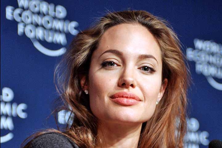 Angelina Jolie - A celebrada atriz de Hollywood apresenta heterocromia setorial em seus olhos — uma discreta variação de cor dentro da mesma íris, com tons que podem variar entre azul, verde, cinza e castanho dependendo da luz, maquiagem e contexto. 
 Reprodução: Flipar