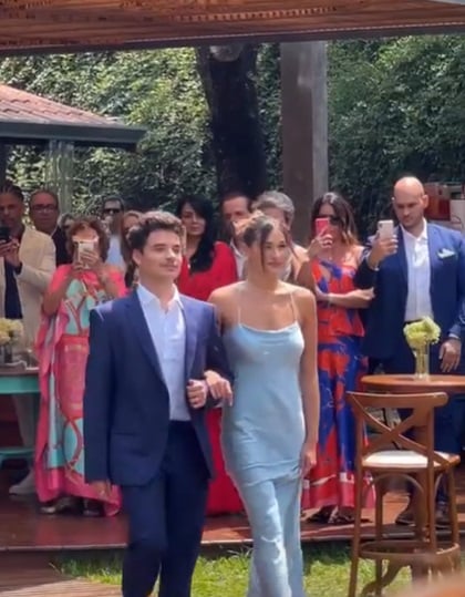 Sasha Meneghel e João Figueiredo caminhando ao altar do casamento de Luciano Szafir.. Foto: Reprodução/Instagram @thaynaraog 12.10.2022