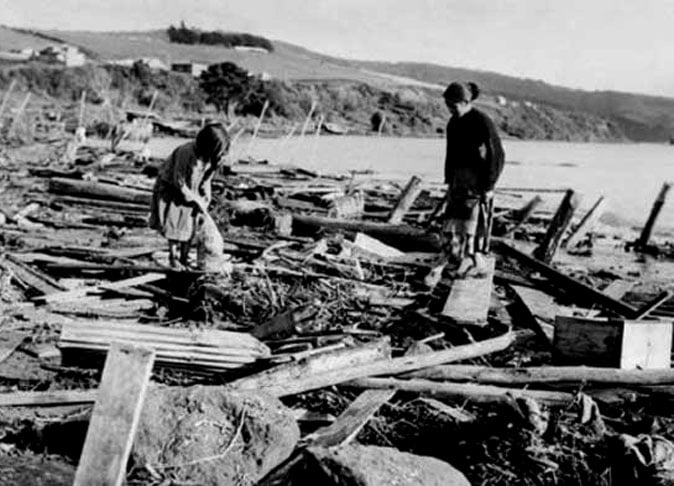 15/8/1950 - Um terremoto no Tibete destruiu 2 mil casas, templos e mesquitas. O sismo atingiu 8,6 graus  (na escala Richter, que vai até 10) na região. Cerca de 1.500 pessoas morreram. Reprodução: Flipar