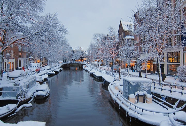 Esta rua é um dos maiores símbolos de Amsterdã e da Holanda, com um canal de mesmo nome. O canal foi construído no século XVI e faz parte do conjunto de Canais de Amsterdã, um Patrimônio Mundial da Unesco.  Reprodução: Flipar