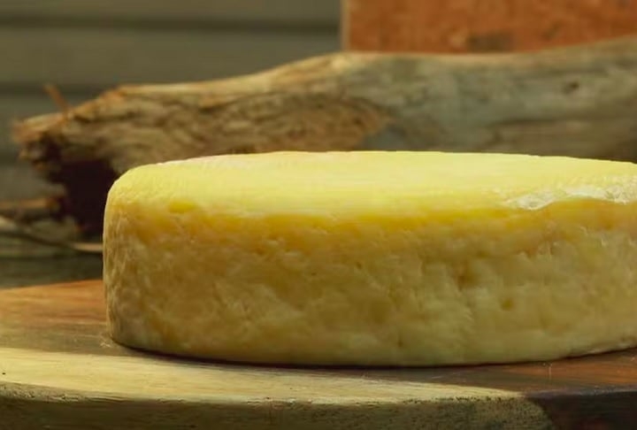 O processo de fabricação do Queijo Minas Artesanal é totalmente manual, sem uso de máquinas, preservando o sabor autêntico desenvolvido por pequenos produtores. Reprodução: Flipar