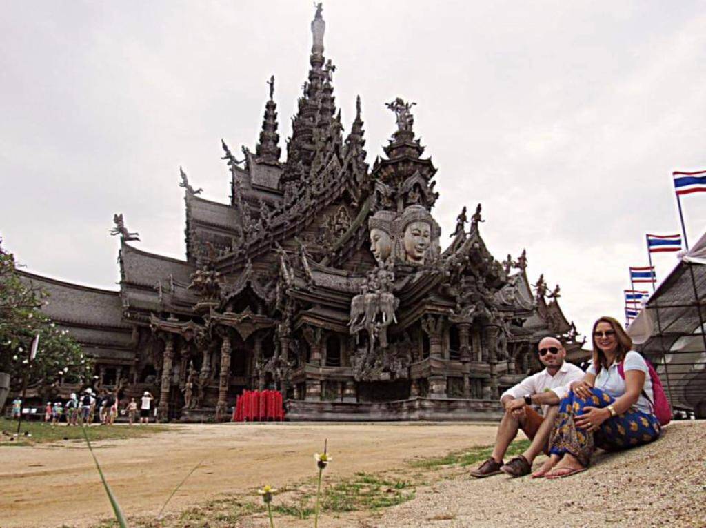 Registro de Benise e Álvaro em frente ao Santuário da Verdade em Pattaya, na Tailândia. Foto: Acervo pessoal