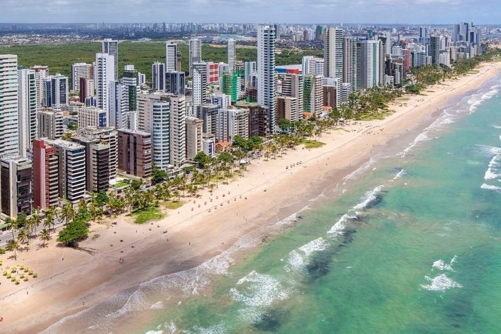 Sua capital, Recife, é um dos principais centros urbanos do Nordeste e é famosa pelo turismo, principalmente por conta das praias. Reprodução: Flipar
