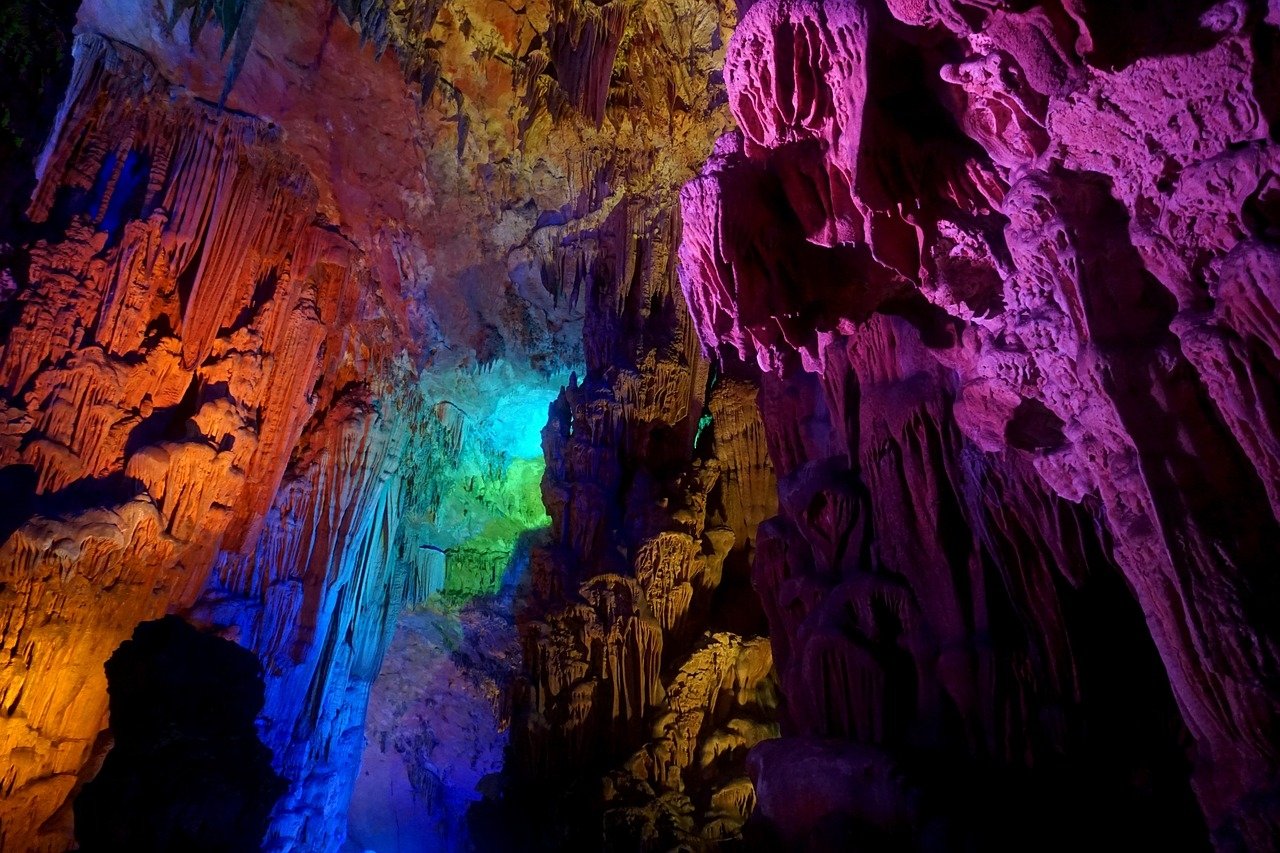 Reed Flute Cave (China)  - Fica a 5 km do centro de Guilin, em Guangxi.  Acredita-se que a caverna tenha 180 milhões de anos.  Reprodução: Flipar