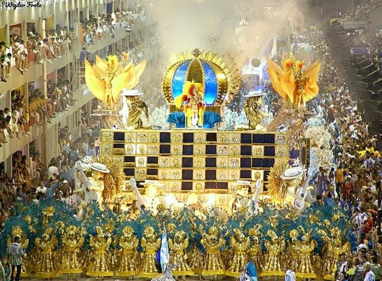 A coroa, principal símbolo, é uma referência à Princesa Isabel, que dá nome ao bairro, com as cores azul-celeste e branco. Assim, a agremiação surgiu no dia 4 de abril de 1946 no quintal de uma casa na Rua Senador Nabuco e tem como principal baluarte Martinho da Vila.  Reprodução: Flipar