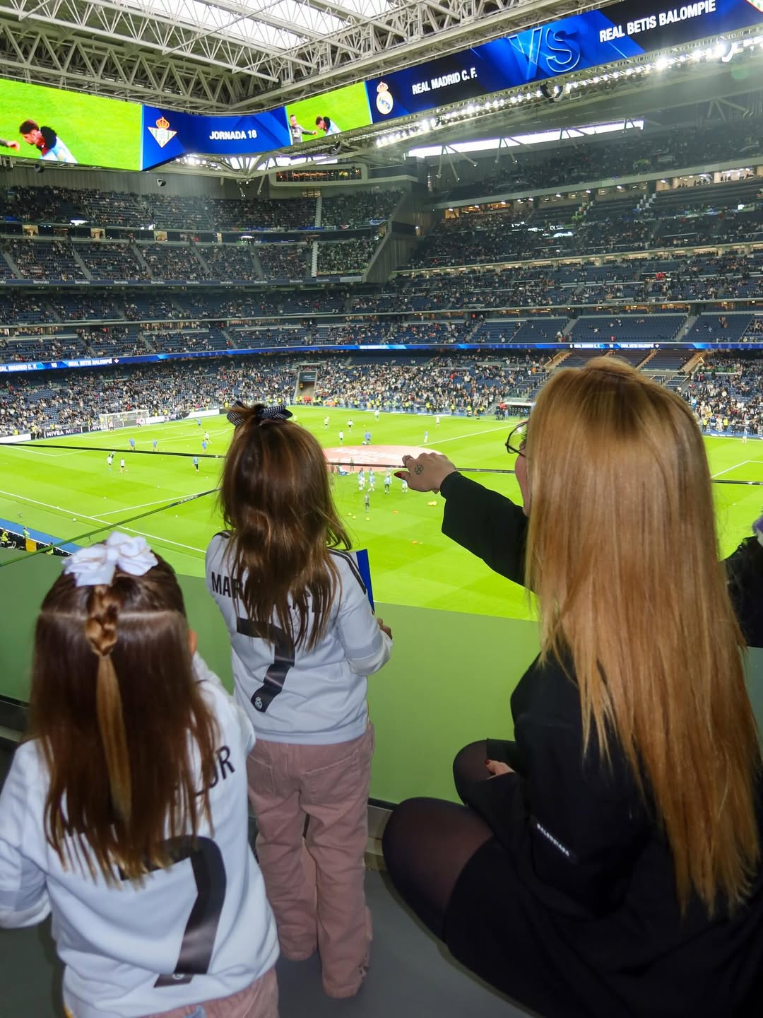 Virginia mostra filhos torcendo por Vini Jr. em jogo do Real Madrid. Foto: Instagram