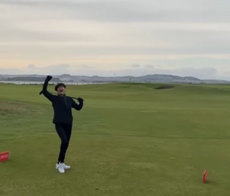 A atriz Catherine Zeta Jones postou no Instagram o vídeo em que acerta a bola no golfe como se fosse uma experiente praticante da modalidade. 