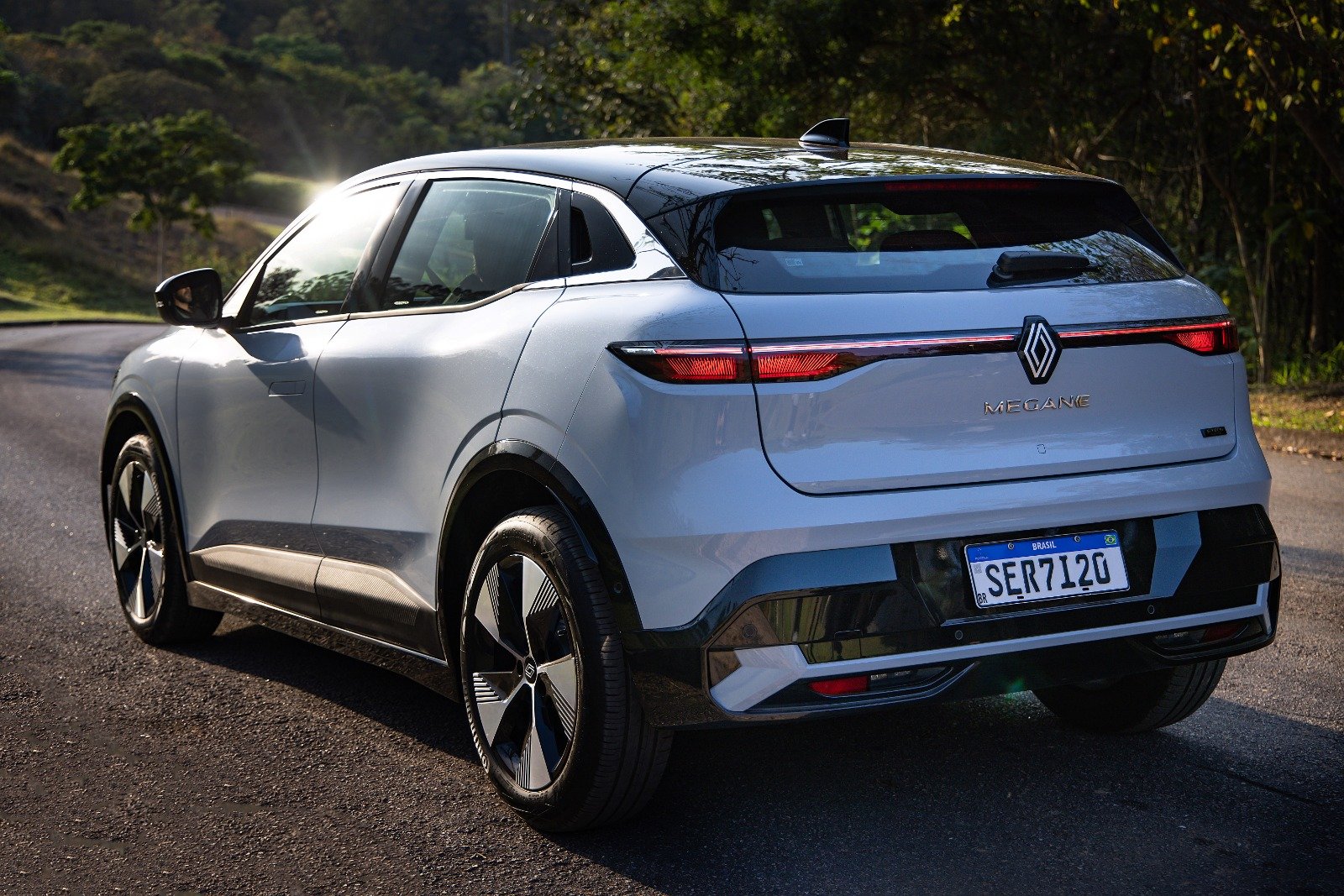 Megane E-Tech apresenta o novo logotipo da Renault com linhas mais refinadas e minimalistas, que separa a faixa de LED (3D) do farol publicitário/Renault