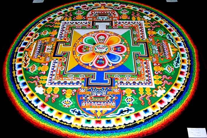 Mandalas são desenhos geométricos circulares que representam a harmonia e o equilíbrio do universo. São usadas em diversas culturas para meditação, arte e espiritualidade. Reprodução: Flipar