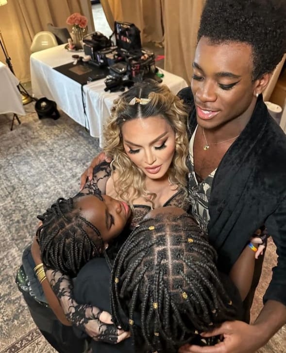 O show tem a participação de 4 dos 6 filhos da cantora. Madonna tem postado fotos deles nas redes sociais, exaltando seu talento e dizendo que eles têm se desenvolvido cada vez mais no meio musical.  Reprodução: Flipar