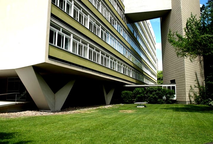 Prédio na Interbau (Alemanha) - Em 1957, a exposição internacional de arquitetura Interbau reuniu profissionais para a criação de um bairro residencial em Berlim. Niemeyer fez este prédio, com colunas de sustentação em forma de V.  Reprodução: Flipar