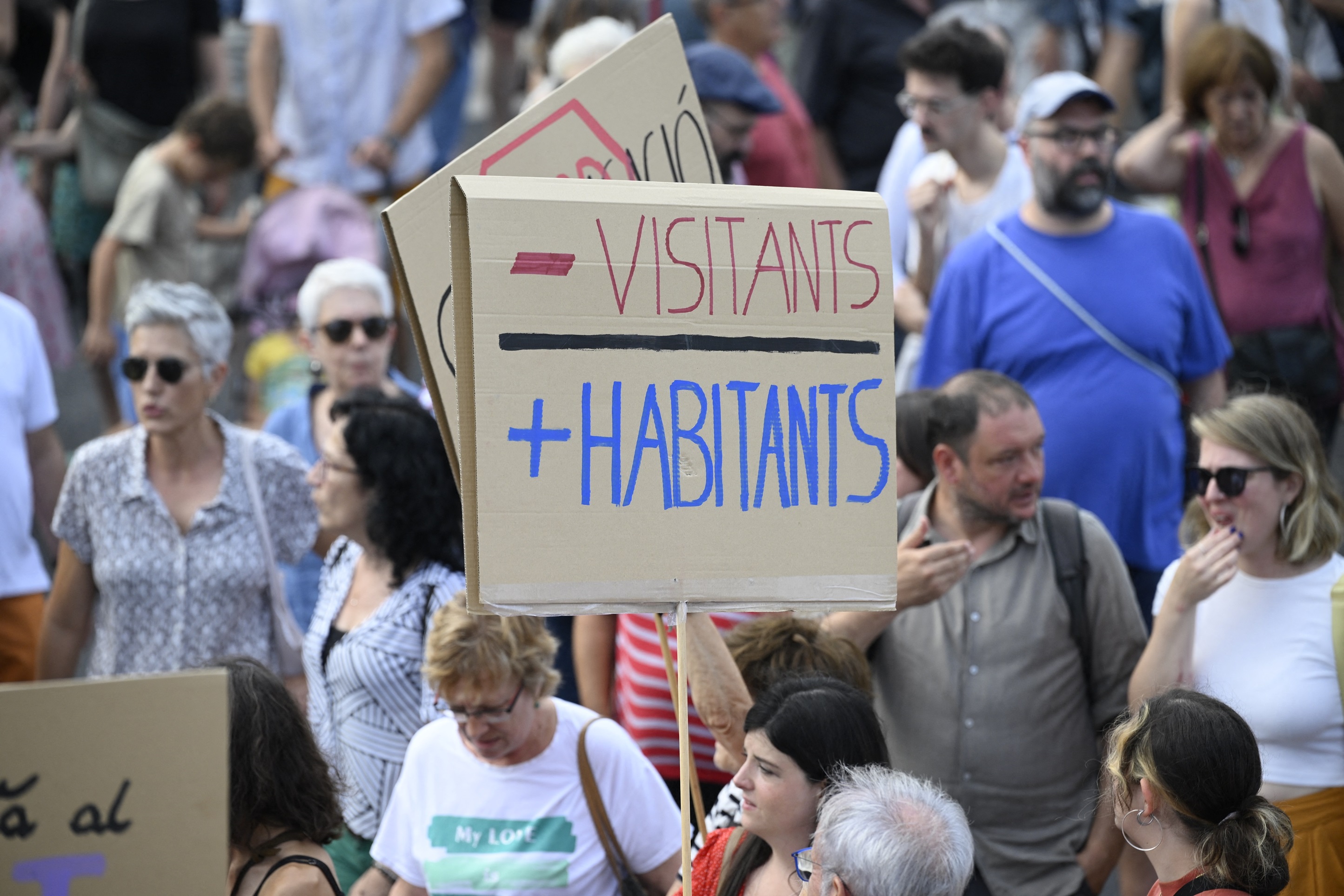 Manifestantes marcham durante protesto contra o turismo de massa no beco de Las Ramblas, em Barcelona, ​​em 6 de julho de 2024 Josep Lago/AFP