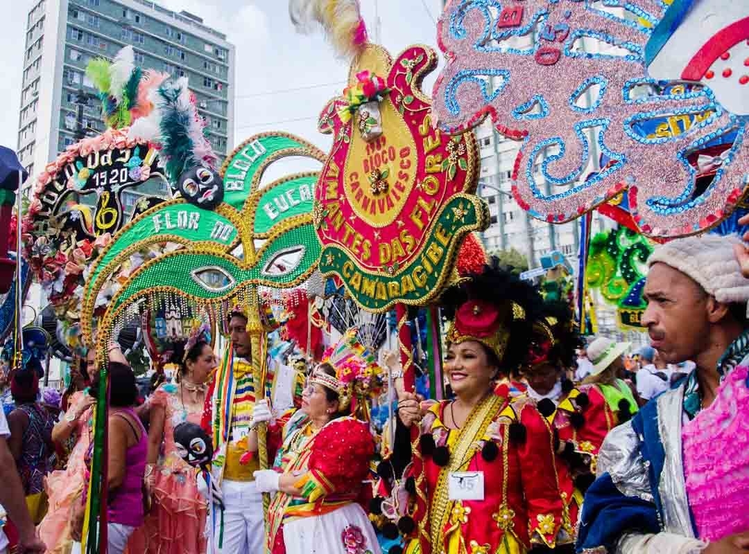 O frevo canção em muito se aproxima do frevo de rua. A principal e óbvia diferença é a presença do canto. O subgênero está presente no carnaval pernambucano desde os primórdios do frevo. Tipicamente, possui algumas das características que o frevo de rua veio a apresentar de forma recorrente. Dentre esses aspectos típicos, o andamento vivo e as introduções com metais se destacam.  Reprodução: Flipar