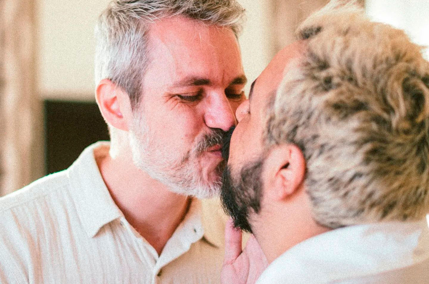 Luis Lobianco e Lúcio Zandonadi se beijam após o sim no casamento. Foto: Alexandre Woloch