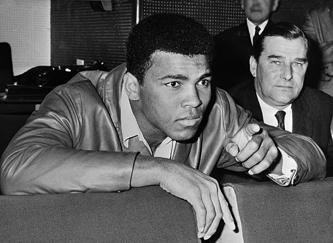 Lenda do boxe norte-americano e mundial, Muhammad Ali teria completado 82 anos no dia 17/01/2024. O maior pugilista de todos os tempos se consagrou nos ringues e também fora deles, por seu posicionamento político. Conheça sua história.  Reprodução: Flipar