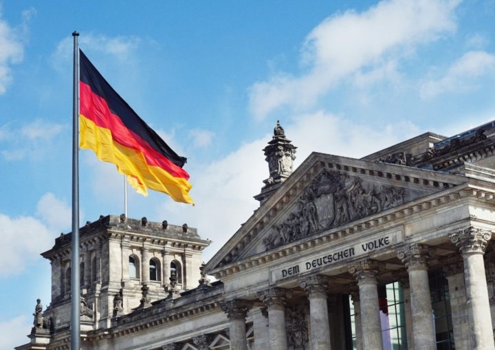 Alemanha -Em 30 de junho de 2017, o Bundestag (Parlamento Alemão) aprovou um projeto de lei que permite o casamento entre pessoas do mesmo sexo. A presidência sancionou a decisão no mês seguinte.  Reprodução: Flipar