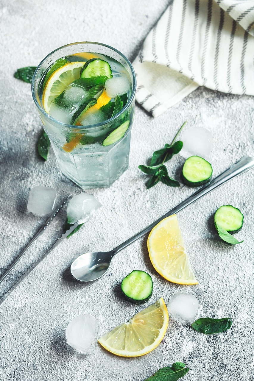 Os eletrólitos presentes no pepino ajudam a prevenir a desidratação e promovem a reposição de sais minerais perdidos durante o exercício físico. Além disso, o fruto pode ser consumido em forma de sucos, vitaminas ou como simples água aromatizada, sendo uma opção refrescante e eficaz para manter o corpo hidratado, especialmente em dias quentes. Reprodução: Flipar