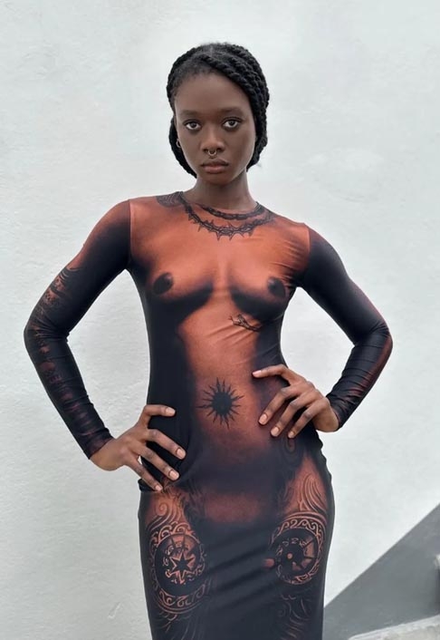 Em setembro, a artista Laetitia Ky, natural da Costa do Marfim, compartilhou uma imagem no Instagram onde aparentava estar pelada.  Apesar disso, a publicação não foi bloqueada pelo algoritmo da plataforma.