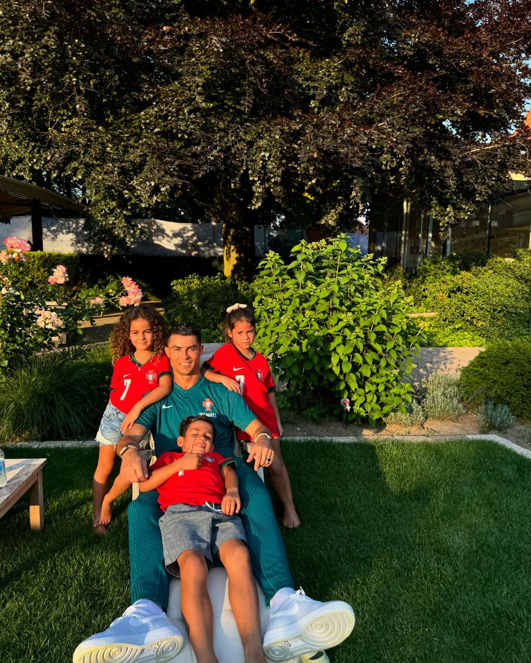 Cristiano Ronaldo com os filhos Reprodução