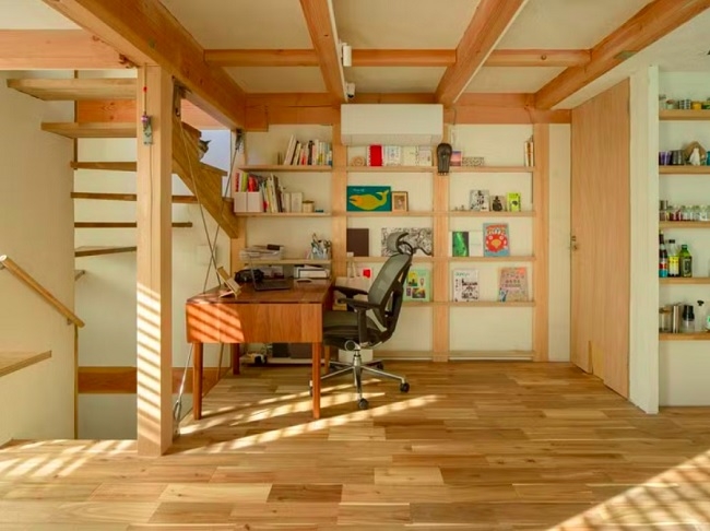 Casas japonesas mais novas costumam incorporar muita tecnologia: sistemas automáticos de aquecimento, banheiros com funções eletrônicas, isolamento térmico eficiente e, cada vez mais, energia solar e recursos sustentáveis. Reprodução: Flipar