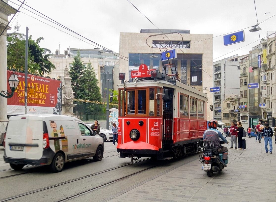 De seus marcos grandiosos a suas ruas vibrantes e seus mercados cheios de vida, Istambul é uma cidade que encanta e fascina por sua diversidade cultural, suas paisagens deslumbrantes e sua capacidade de unir o Oriente e o Ocidente de uma maneira única. Reprodução: Flipar