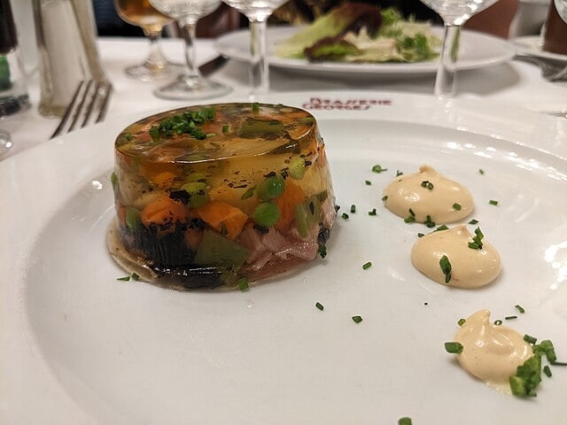 A gelatina começou a ser usada na gastronomia no século XVII, quando os chefs descobriram sua capacidade de formar sobremesas leves e refrescantes. No século XIX, esse produto se tornou mais acessível e começou a ser comercializada em pó.

 Reprodução: Flipar