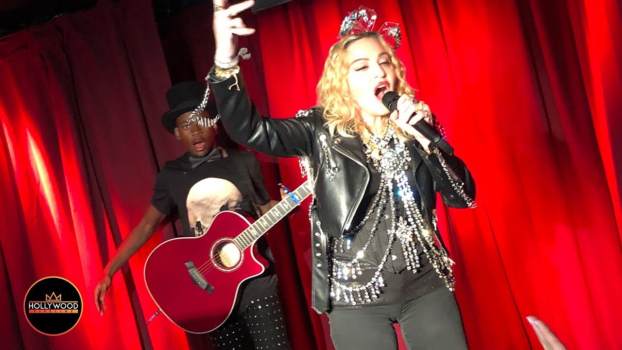Em 2019, Madonna fez um show surpresa no Stonewall Inn, bar que representa o ativismo LGBTQIAPN+, celebrando o simbolismo do bar e relembrando os diversos momentos em que lutou a favor da comunidade queer. Reprodução/Youtube