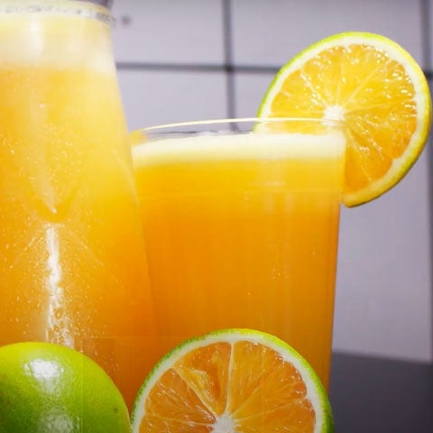 O suco de laranja é tradicionalmente o indicado para melhorar a imunidade, mas existem muito mais opções, incluindo a própria laranja ou frutas parecidas, como tangerina.  Reprodução: Flipar