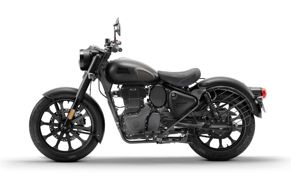 Classic 350 na versão Stealth Black. Foto: Divulgação/Royal Enfield