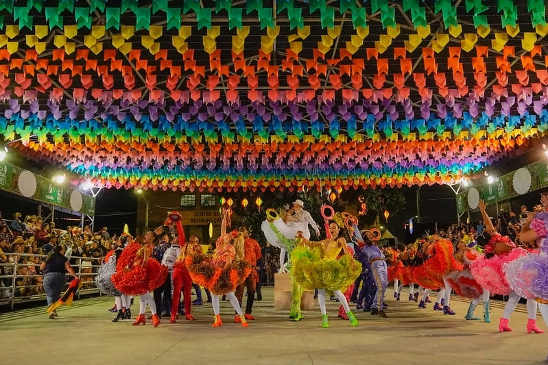 Os arraiás são decorados com milhares das tradicionais bandeirinhas coloridas e os forrozeiros capricham no figurino.   Reprodução: Flipar