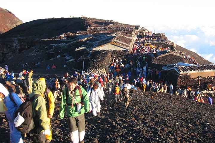 Além disso, foi estabelecido um limite de visitantes para prevenir excesso de tráfego e impactos ambientais no local. No Monte Fuji existem muitos outros pontos em Fujikawaguchiko e arredores que oferecem vistas estonteantes sem a necessidade de obstrução. Reprodução: Flipar