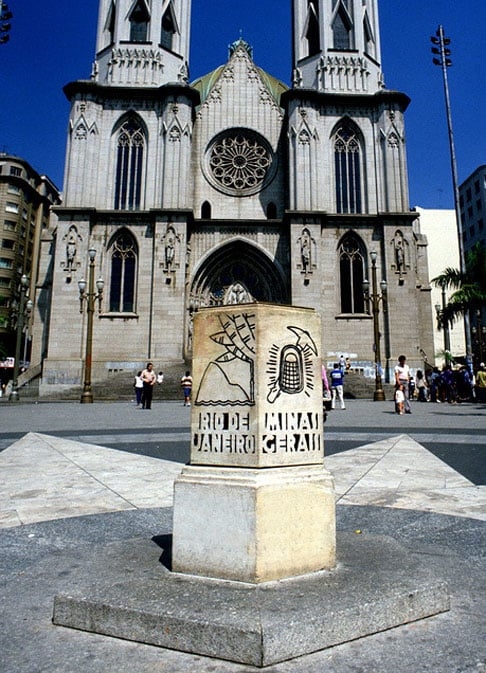 Marco Zero de São Paulo - Fica em frente à catedral. Em forma de prisma hexagonal, revestido de mármore, serve na ordenação urbana. Dali se definem as numerações dos imóveis, conforme a distância até o monumento.  Feito em 1934, tornou-se patrimônio nacional em 2007. Reprodução: Flipar