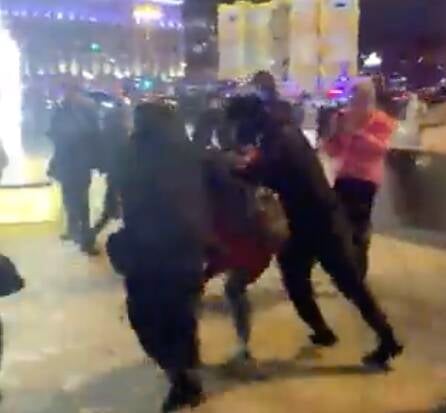 Manifestantes russos sofreram repressão após protesto contra invasão à Ucrânia. Foto: Reprodução / Metrópoles