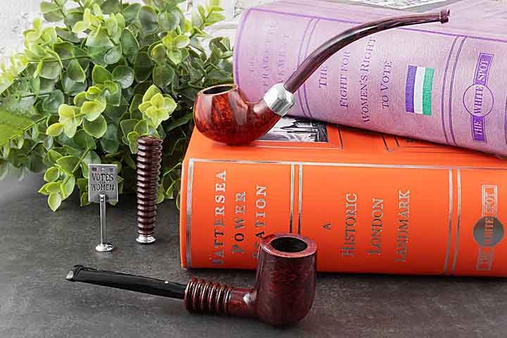 Algumas marcas icônicas incluem Dunhill (Inglaterra), Peterson (Irlanda) e Savinelli (Itália). Essas empresas são reconhecidas pela alta qualidade e sofisticação de seus cachimbos, que atraem colecionadores e aficionados no mundo inteiro. Reprodução: Flipar