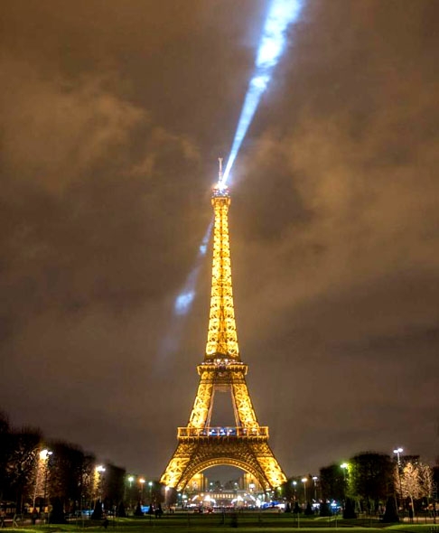Desde 1999 estão instalados no alto da Torre Eiffel um farol com dois feixes de luz, com alcance de 80 km. Reprodução: Flipar