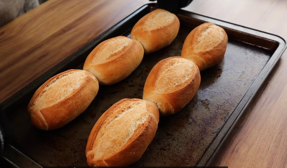 O pão é um dos alimentos mais populares do mundo. E tem até uma data se celebração. 16 de outubro é o Dia Mundial do Pão.  Reprodução: Flipar