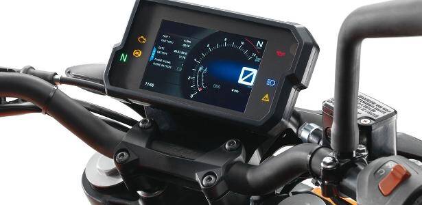 O painel da KTM Duke 390 ABS tem muitos recursos úteis para conectividade, sem distrair o motorista. Foto: Divulgação